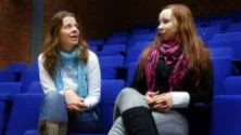 Åsa Lundmark, pojektkoordinator vid Filmpool nord, och Therese Stålnacke, samtalsledare vid Ellengrupperna i Kiruna, träffades när projektet Roadmovie gjorde ett nedslag i Kiruna.FOTO: HANS STERNLUND