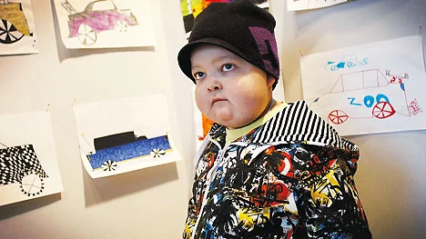 Han har alltid varit motorintresserad och tycker att lila bilar är snyggast.FOTO: Eva Sjögreen