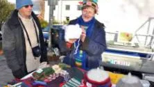 Lena Raukola har stickning som sin stora hobby och nu tar hon ut den på marknader. Maken Göran Raukola trivdes också på marknaden i Överkalix.