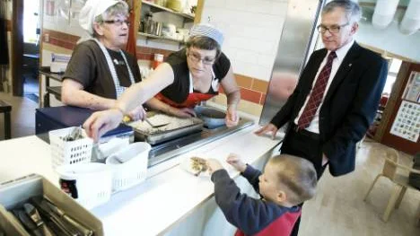 Britt-Marie Engström och Barbro Lundström serverar fyraårige Gustav Lundberg dagens lunch, kebabpanna. Kommunalrådet Karl Petersen konstaterar nöjt: "Här upprätthåller man kvaliteten".FOTO: Pär Bäckström