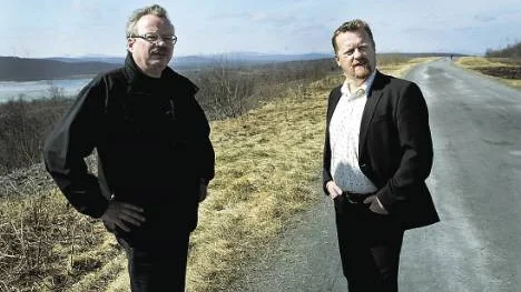 Det har funnits en viss politisk osäkerhet kring stadsomvandlingen, men efter LKAB:s besked om förhandsbetalning poserade Lars Törnman (KIP) tillsammans med kommunalrådskollegan Kenneth Stålnacke (S) i nordvästområdet.fOTO: HANS STERNLUND FOTO: Hans Sternlund