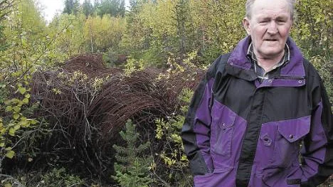 "Myndigheterna lovade att städa området för ett år sedan, men ingenting har hänt" säger Sture Fransson.FOTO: Marie Ridderström