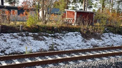 Många hus står nära järnvägen här i Stenbäcken. FOTO: K-L SUNDQVIST