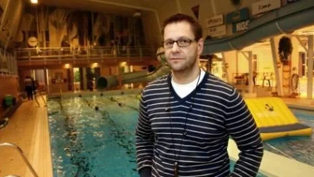 Hans Fernström, föreståndare vid badhuset i Kiruna, konstaterar att många i personalen har problem som skulle kunna sättas i samband med förekomsten av fukt och mögel i huset.FOTO: HANS STERNLUND