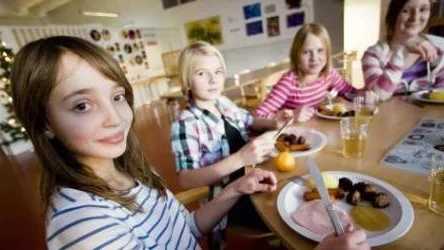 Efterlängtad jullunch på Porsöskolan. "Prinskorven och köttbullarna är bäst", säger 11-åriga Julia Landin, 5A, med klasskamraterna Alice Almqvist, Wilma Harila,  och Jessie Andersson, alla 11 år.FOTO: Eva Sjögreen