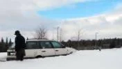 Bilen hamnade ett par meter in i rondellen innan den meterdjupa snön bromsade upp den.