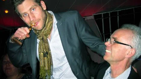 Marcus Derland (till vänster) från Kalix  firar med Harald Gatu, kollega på Dagens Arbete.                     Foto: ISAK KRANTZ