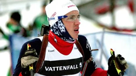 Pontus Olsson, väl påklädd mot kylan hade än en gång stora problem med skyttet. En fjärdeplats i lördags men åtta bomskott igår och en blygsam tiondeplats.