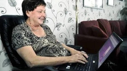 Margareta Persson har skapat en blogg och skriver av sig när hon orkar. Hon sitter i sin skönaste fåtölj med den bärbara                                  datorn i knäet.FOTO: Bengt-Åke Persson
