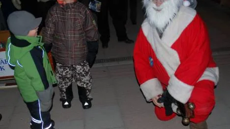 Tomten Bert Selström får en liten pratstund med  Elis Norman under Bodens skyltsöndag på gågatan.