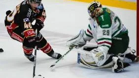 Stekhet. Här står Pär Arlbrandt för vad som kan vara säsongens mål - och                                       fullbordade sitt hattrick. tack vare Arlbrandts tre mål kunde Luleå vinna på bortaplan för första gången på de sex senaste matcherna.