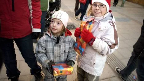 Syskonen Drugge, Ida, sex år och Amanda, åtta fick var sitt paket av tomten.