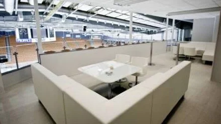 Högt uppe i Vinter Bar, får åskådarna en fin överblick av arenan. FOTO: Eva Sjögreen