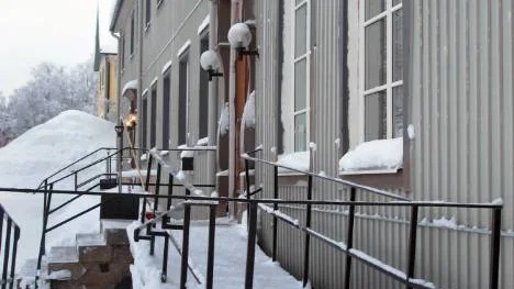 Ännu hänger skylten kvar på biblioteksfilialen i Porjus, men hur länge? Jokkmokks kommun kommer under 2011 att avveckla filialen.FOTO: John Filipsson