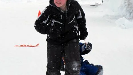 Dragskidor var en gren. Här är det Gustav Jakobsson som drar och Finn Nilsson styr på skidor bakom.