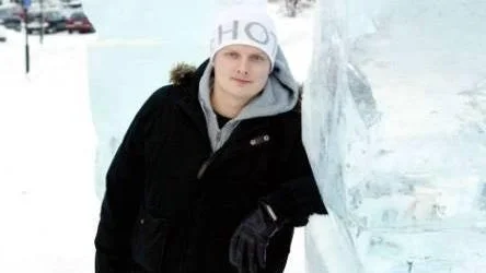 Här gäller det att var iskall mitt i hetluften. Målvakten Emanuel Fredriksson värvades av lagkompisarna, klarade pressen och har stor del i att Kiruna leder norra allettan med tre omgångar kvar.