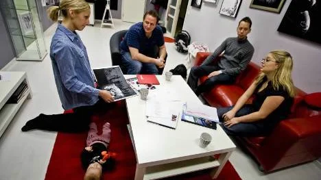 Här pratar brudparet tänkbara bröllopsbilder. Om knappt tre månader gifter sig Maria Hegstam (till vänster) med David Holm (till vänster i soffan). Då ska Justin Jägare (i mitten) fotografera dem. Linda Rönnbäck (till höger) från Luleå Expo håller i bröllopsplaneringen. Parets lilla dotter Tyra bryr sig inte så mycket om vad som händer runt henne...