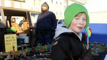 Arvid Lidberg, sju år, köpte en godisklubba och en ödla av tyg på Kiruna vintermarknad.FOTO: Alexander Linder