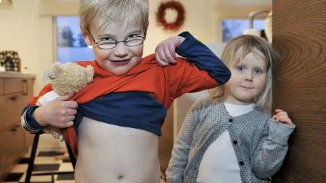Dennis Lindfors, 5, opererades första gången när han bara var tio dagar gammal. Men det medfödda hjärtfelet hindrar honom inte från att busa. Lillasyster Mia, 3, vet att Dennis har ett stort ärr på bröstet efter sina operationer och att han får medicin varje kväll. Annars är han som vilken storebror som helst.FOTO: Bengt-Åke Persson