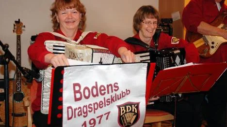 Ulla Saarenpää och Eva Lindström spelar i Bodens dragspelsklubb som i övrigt består av herrar. "´Vi har ju samma intresse. Det är roligt att spela tillsammans".