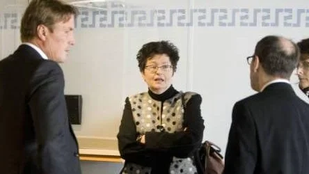 Hovrättsförhandlingen angående mordet i Smedsbyn startade på tisdagen. Här ses försvararen Thomas Bodström i samtal med kammaråklagare Karin Hansson och målsägandebiträderna Håkan Kjellgren och Jenny Nordlund. Foto: GÖRAN STRÖM
