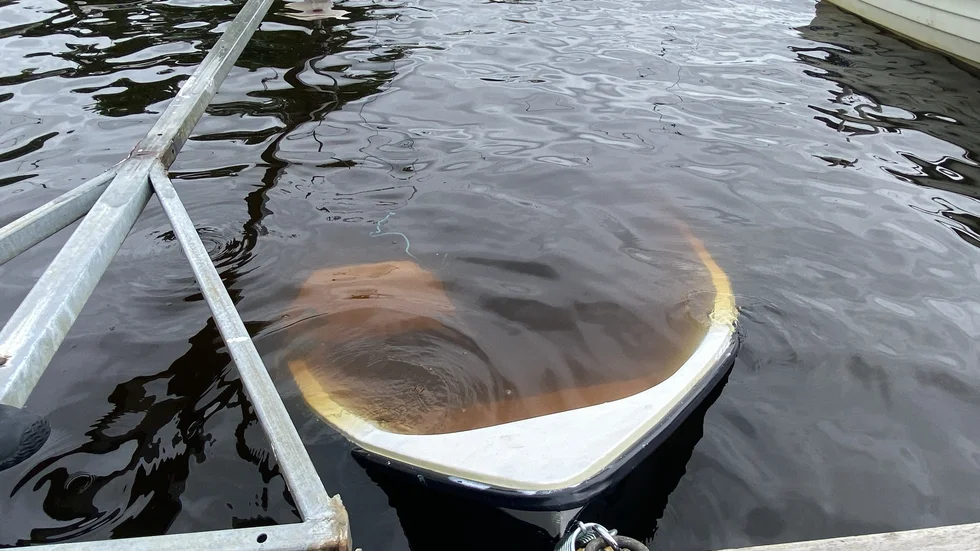 Båten ligger rejält under vattenytan.