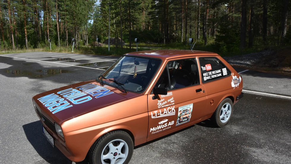19 600 kronor plus moms. Så mycket har Luleå kommun fått betala för att sätta vuxenutbildningens logotyp på motorhuven. Bilen kördes från Luleå till England förra sommaren, för att ställas ut på en mässa. 