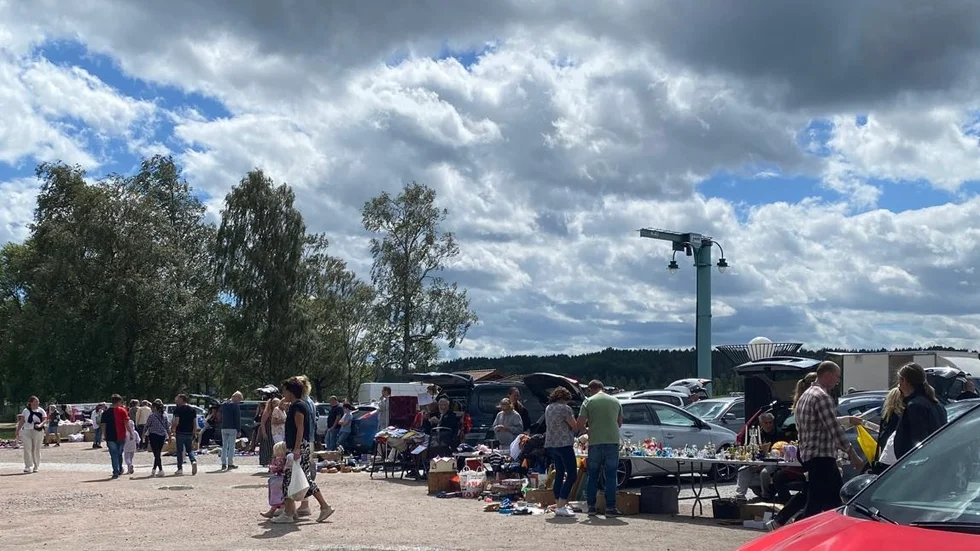 Tredje gången gillt för bakluckeloppisen i hamnen. Nu har folk börjat hitta dit.