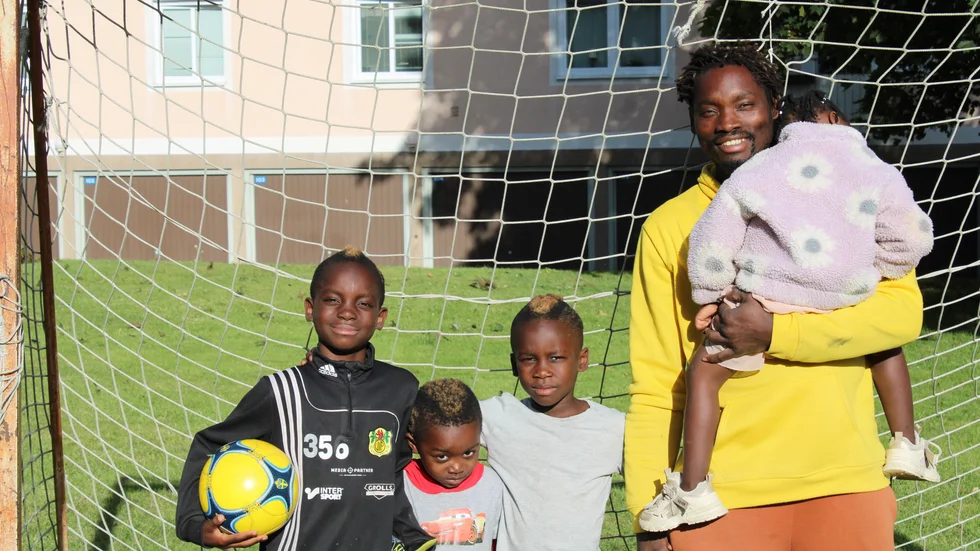 Enoch Inkoom med fyra av sina sex barn. Isaiah, Messiah, Chronicles och Cairo i pappas famn.