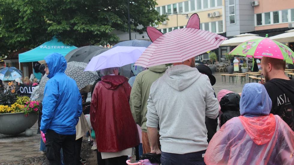 Vid klockan 14 på lördagen började det regna i centrala Västervik.