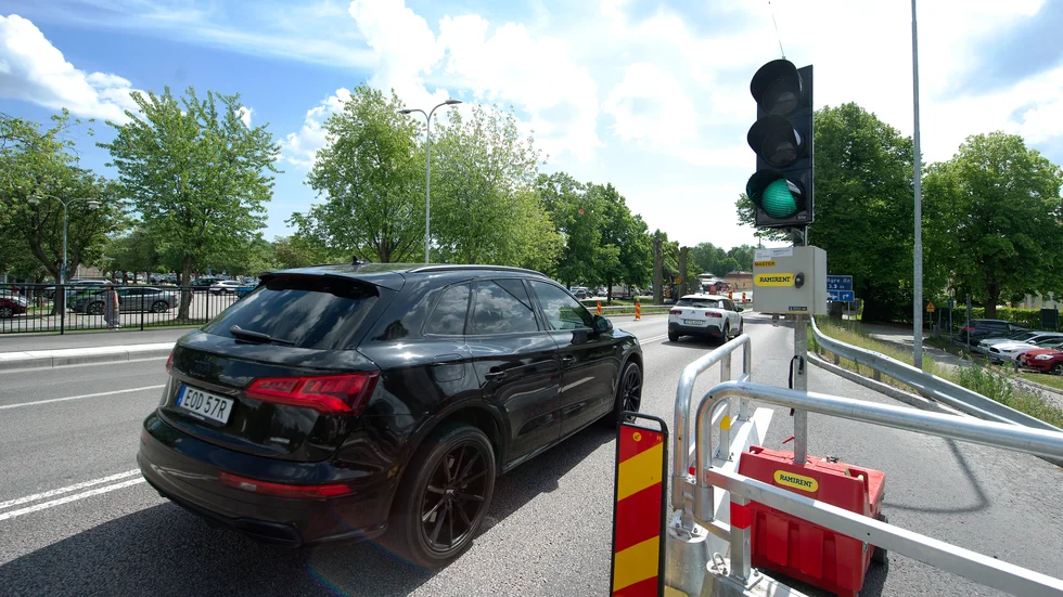 Under fyra veckor kommer trafiken på Brunnsgatan regleras med tillfälliga trafikljus runt rondellen vid Gullans kiosk.