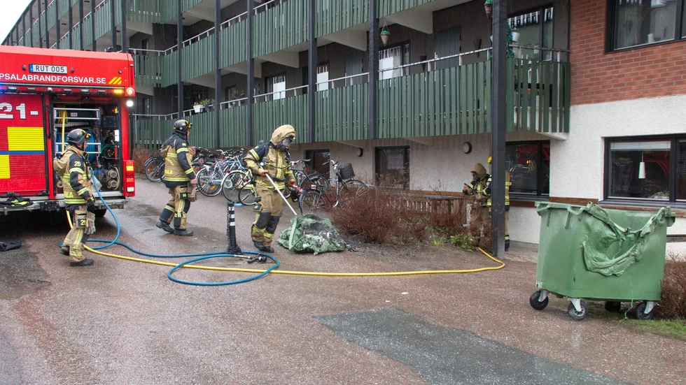 Räddningstjänsten släckte en brand i ett soprum i Sala backe på fredagseftermiddagen.