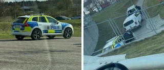 Förklaringen: Därför syns flera polisbilar i området