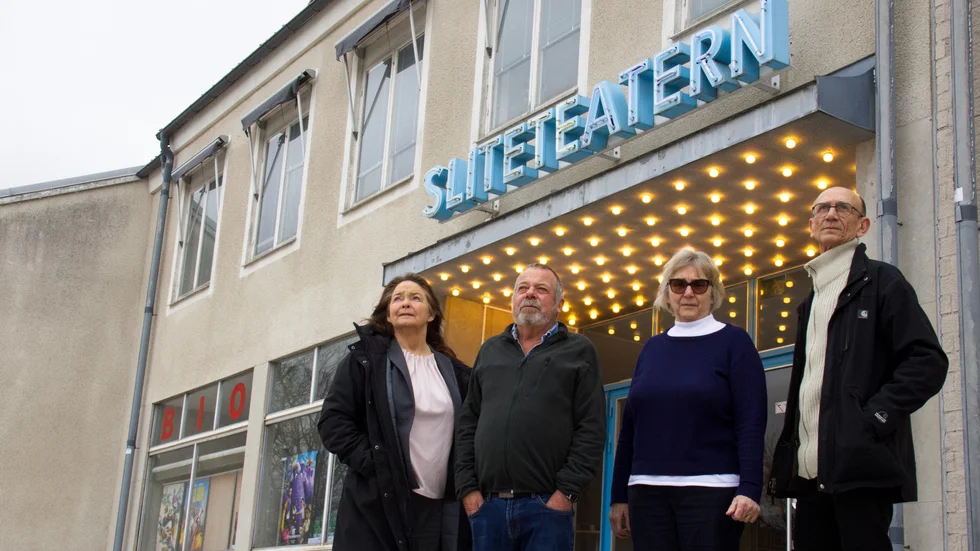 Endast "ATERN" lyser upp när Sliteteatern-skylten tänds. Det är dags för regionen att ta sitt ansvar, tycker Maria Larsson, Nordret scen och film, Lasse Olsson och Lena Björk, Slite biografförening, och Göran Radhe, Nordret scen och film.