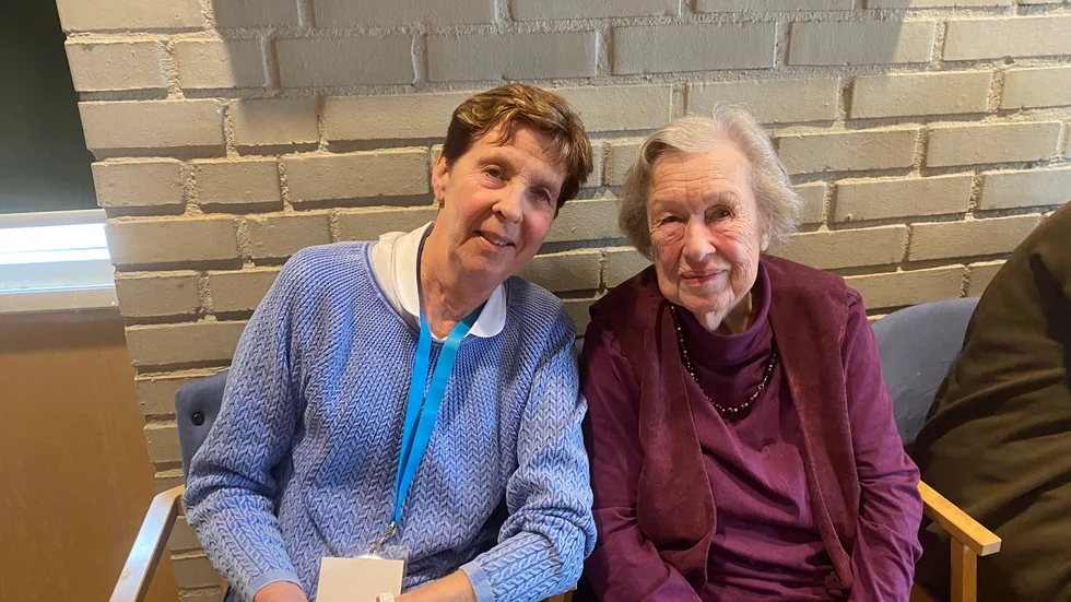 Seniorkoordinatorn Marie Samuelsson och Kerstin Holmgren (till höger) som bor i en av lägenheterna på Hallegården var aktiva på mötet med de socialdemokratiska politikerna.  