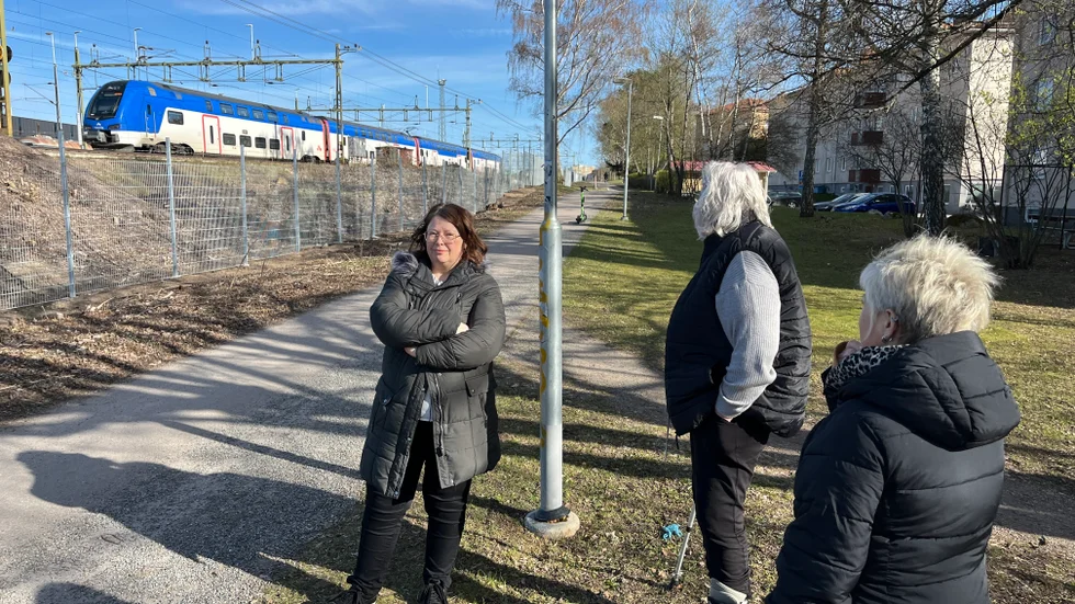 De boende Malin Ågren, Åse Jespersen och Maarit Haapala är kritiska till att träd och buskar vid järnvägen togs bort när det nya staketet byggdes. 