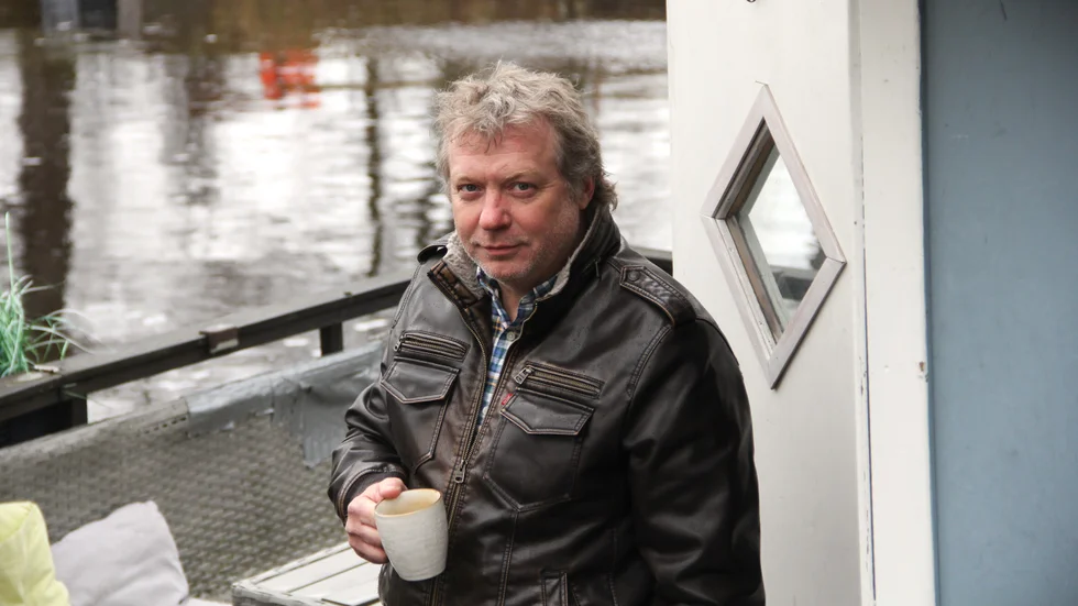 Henrik Ljungblom har haft sin husbåt som sommarstuga i tolv år. Den ligger centralt i Uppsala hamn – men snart kan han tvingas flytta den.