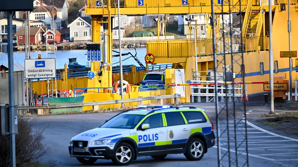 En bil körde av oklar anledning igenom grinden från en bilfärja mellan Furusund och Yxlan och hamnade i vattnet under söndagen den 28 april.