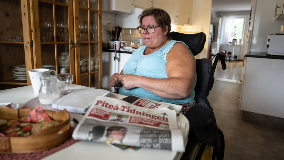 MS-sjuka Camilla Öhlund är helt beroende av sina personliga assistenter för att klara sin vardag. Nu tvingas hon lämna sitt hem och flytta till Trädgårdens Äldrecentra över sommaren. Detta då kommunen inte har resurser att klara hennes assistansbehov.
