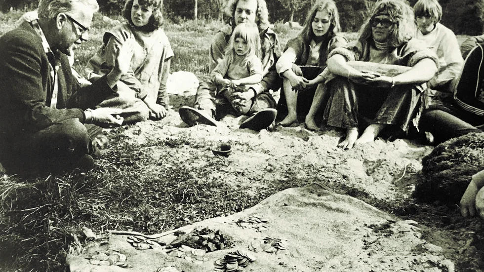 Pingsten 1975 hittade skolklassen skatten i Burs. Här Erik Nylén tillsammans med Gunnel Pettersson, PG och Cecilia Werkein, Harriet Löwenhielm och Håkan Gardell