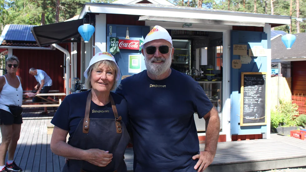 Bosse och Lena Bengtson tog över Sandkornet kafé på Hasselö Sand i år.