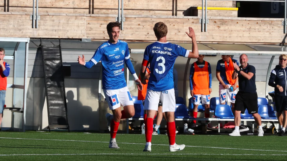 Tufve Östlund jublar efter 1–1-målet hemma mot Sylvia.