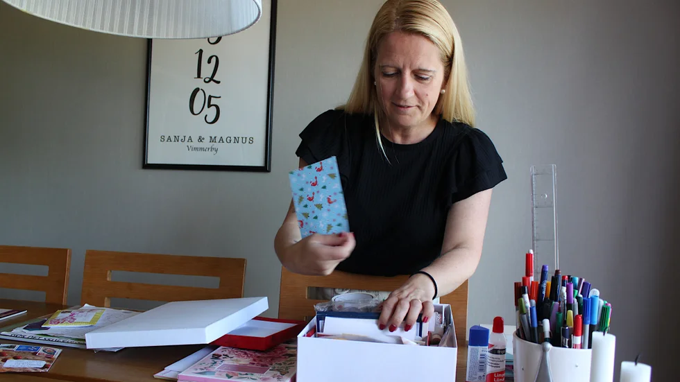 Sanja Söderholm, 46, har ett 20-tal brevvänner runt om i världen. På köksbordet finns material för att ge de handskrivna breven och egengjorda kuverten det lilla extra i scrapbookstil. "När jag skriver brev blir det mer ur hjärtat."