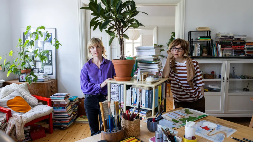 Lisen och Emma Adbåge växte upp i Västra Harg och Sya. Sedan några år bor båda återigen på Östgötaslätten. 