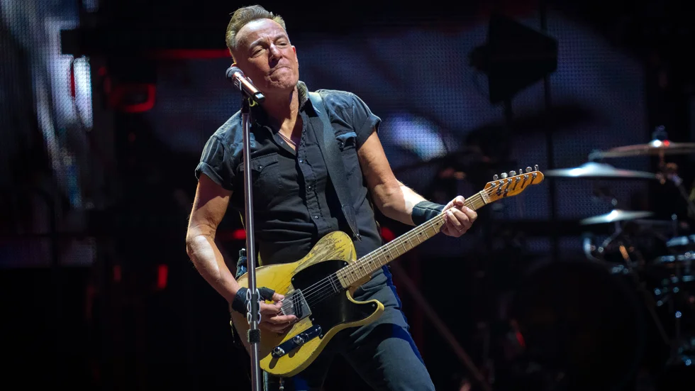 Dålig förebild. Gör inte som Bruce Springsteen sjunger, Johan Pehrson, sväng av vägen innan det är för sent.