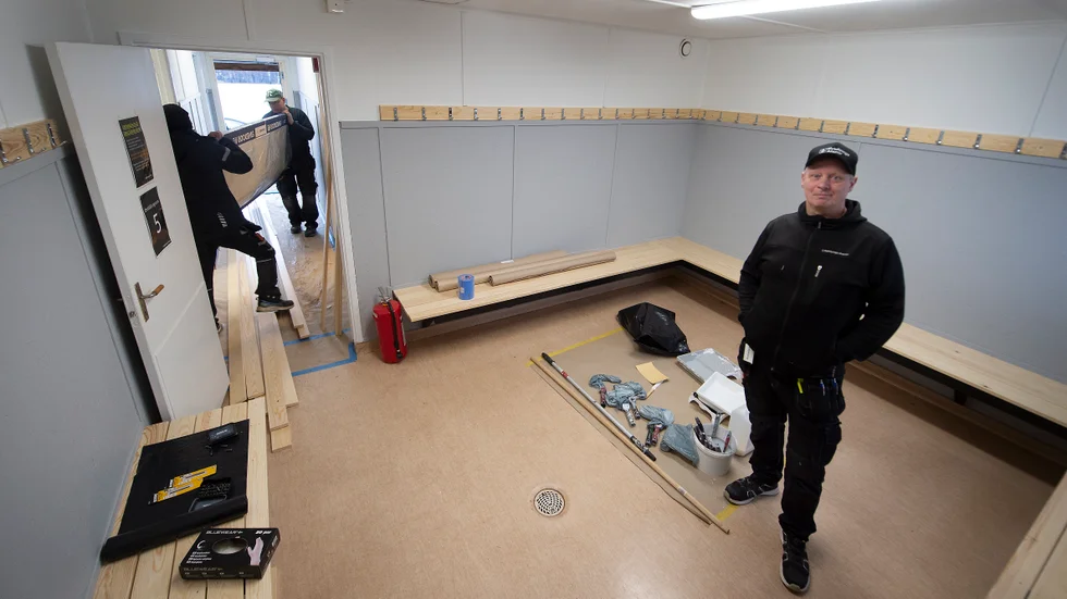 Mikael Åhlund, vaktmästare på Nyköpings arenor, har denna vinter tillsammans med kollegorna jobbat med att fräscha upp omklädningsrumsdelen på Folkungavallen.