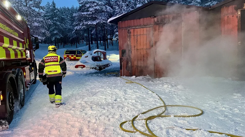 Två garage totalförstördes i branden. 