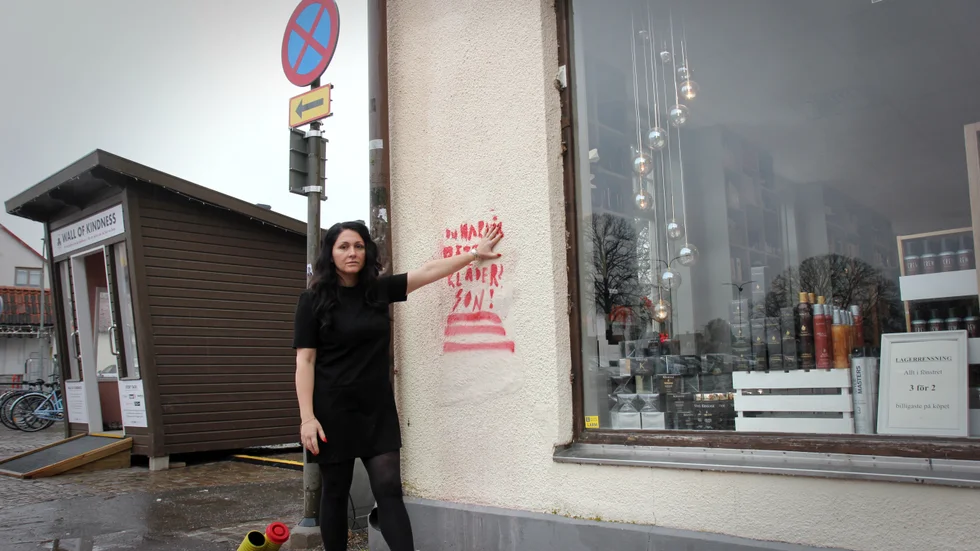 Nancy Yussef vill inte ge Bertil mer utrymme än han redan fått och väljer därför att lägga handen över hans ord. 