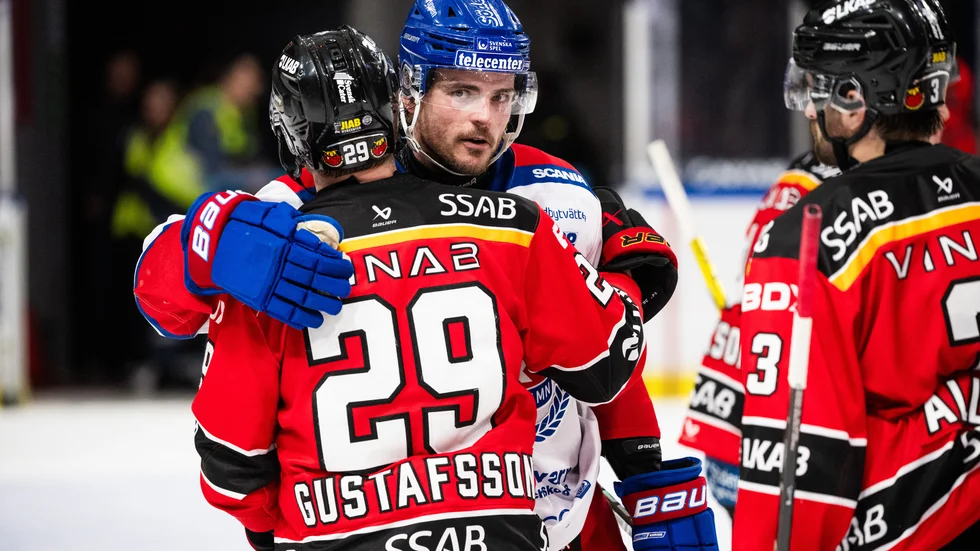 Det var många av hans gamla lagkamrater som åkte fram och klappade om Oscar Engsund efter torsdagens match.