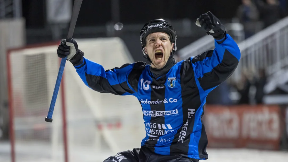 Ted Bergström jublar när Sirius slog Vetlanda. Men hur allvarligt skadad är han?